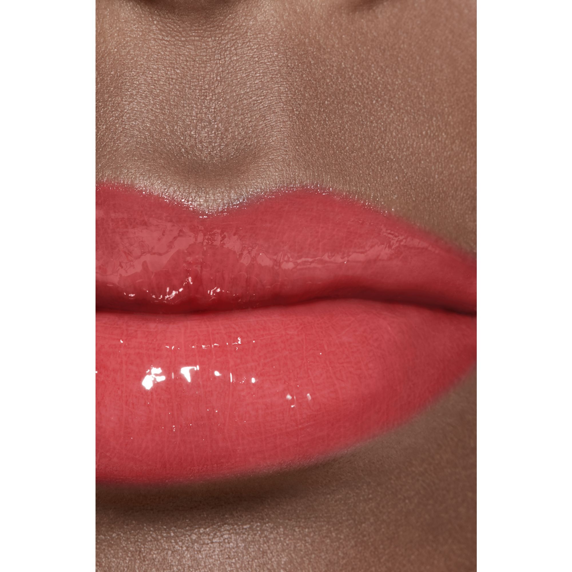LIP GLOSS BERKILAU INTENS YANG MELEMBAPKAN DAN MENGHALUSKAN