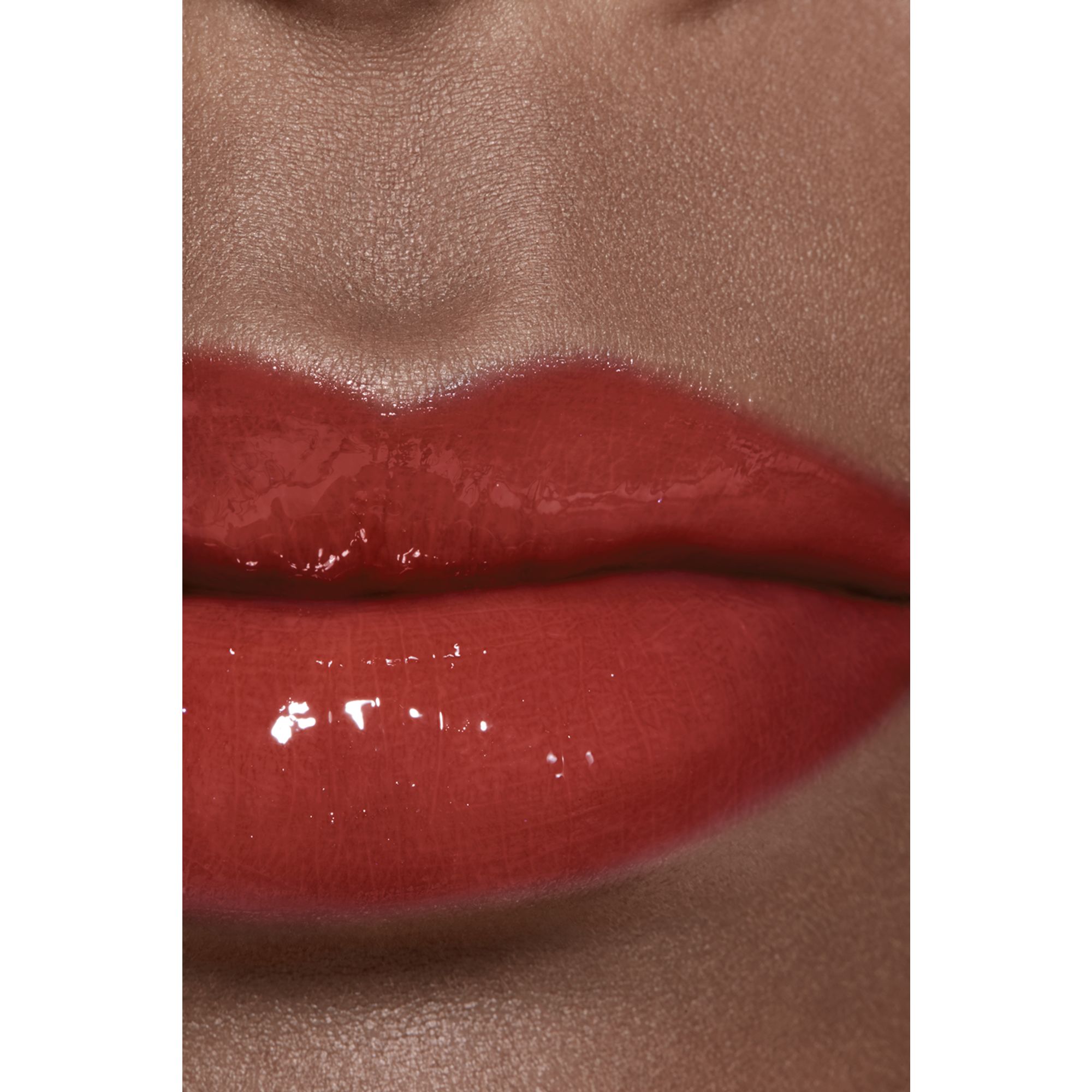 LIP GLOSS BERKILAU INTENS YANG MELEMBAPKAN DAN MENGHALUSKAN