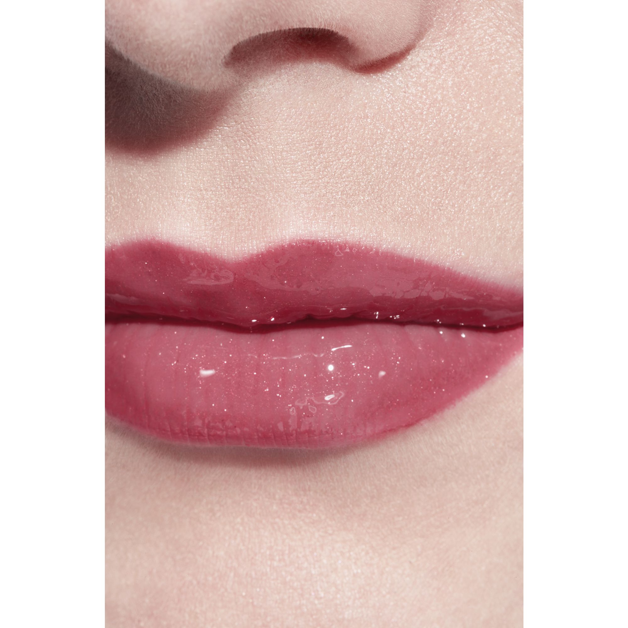 LIP GLOSS BERKILAU INTENS YANG MELEMBAPKAN DAN MENGHALUSKAN