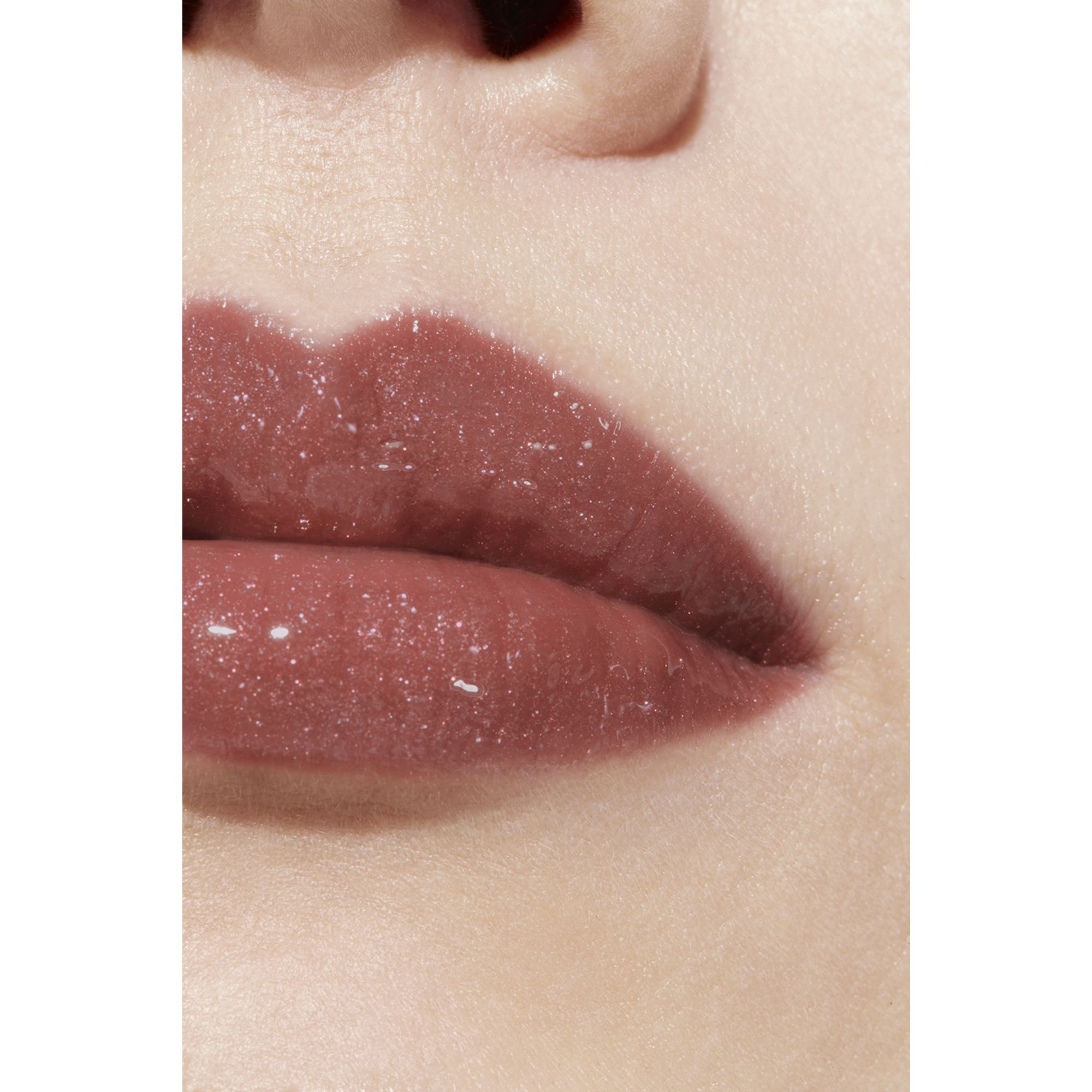 LIP GLOSS BERKILAU INTENS YANG MELEMBAPKAN DAN MENGHALUSKAN