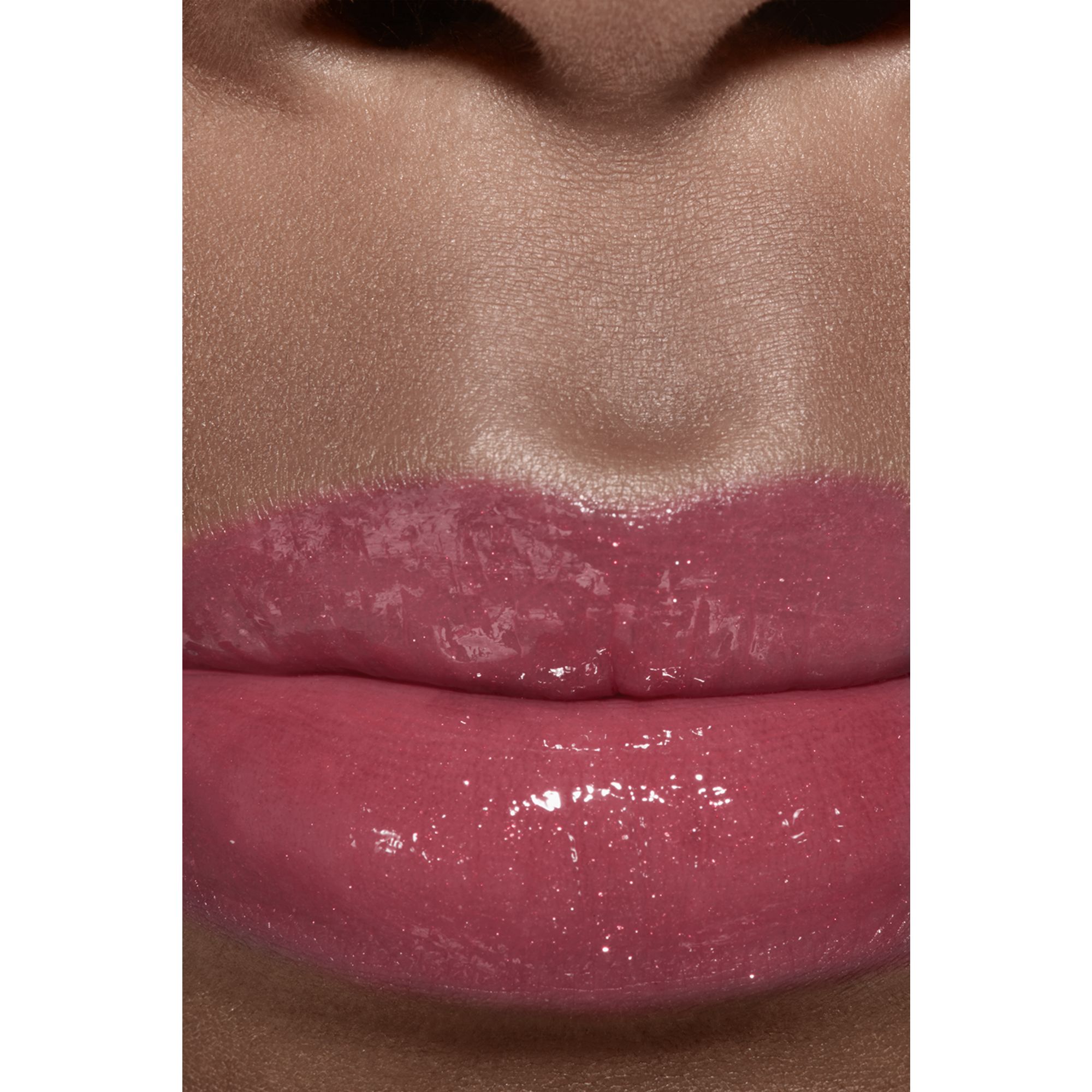 LIP GLOSS BERKILAU INTENS YANG MELEMBAPKAN DAN MENGHALUSKAN