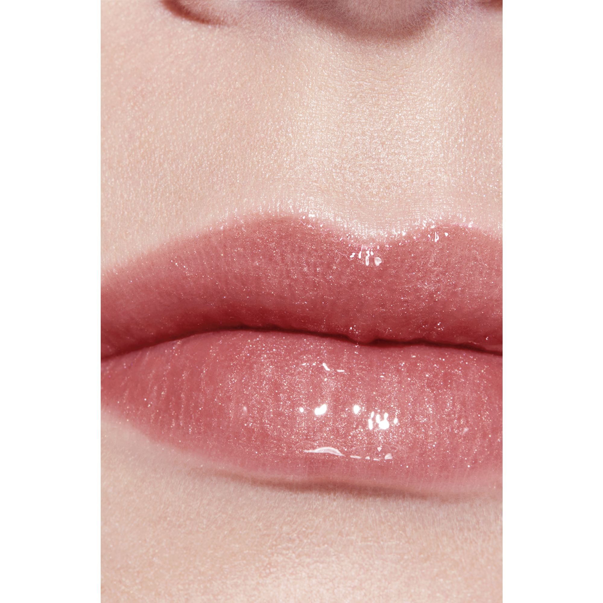 LIP GLOSS BERKILAU INTENS YANG MELEMBAPKAN DAN MENGHALUSKAN