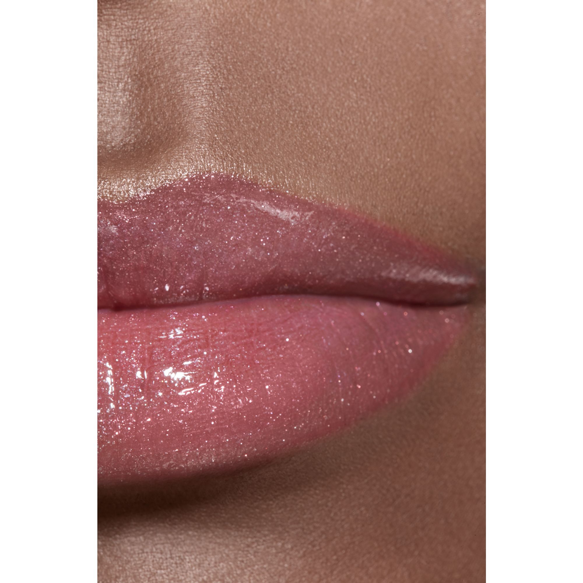 LIP GLOSS BERKILAU INTENS YANG MELEMBAPKAN DAN MENGHALUSKAN