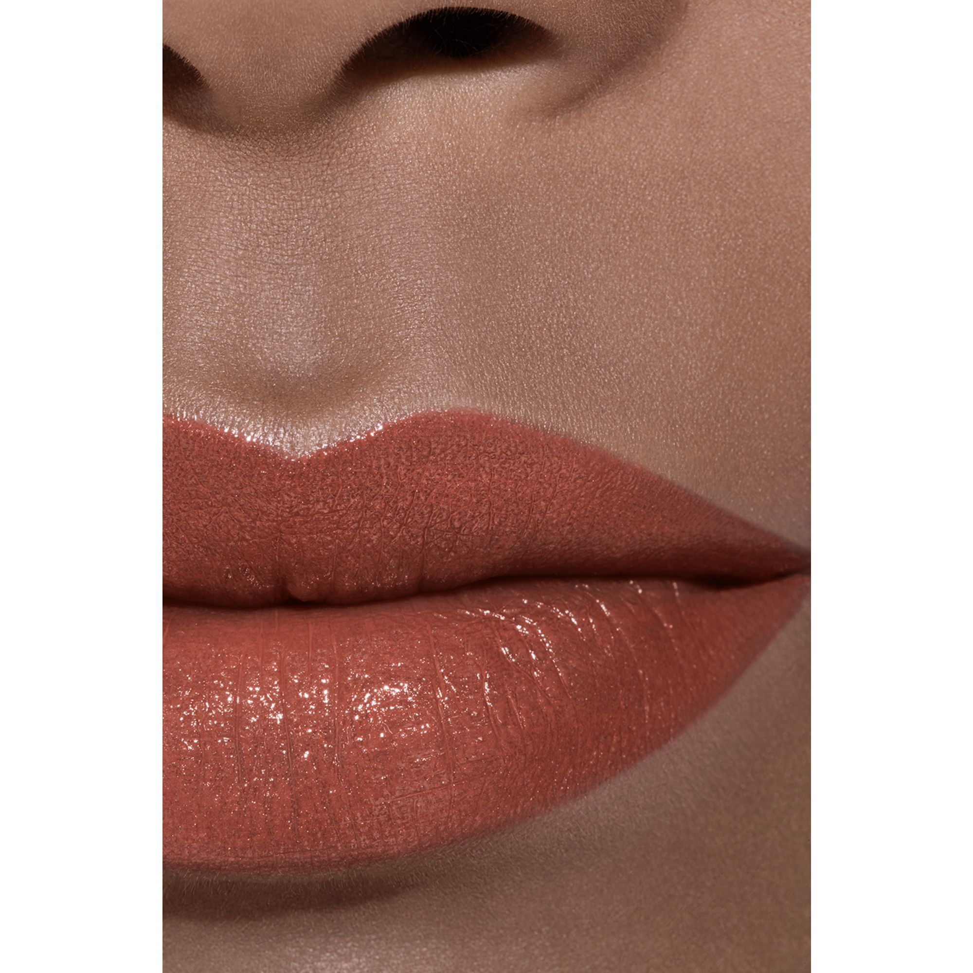 LIPSTIK SATIN TAHAN LAMA – PERAWATAN BIBIR YANG MENGHIDRASI DAN MENGHALUSKAN