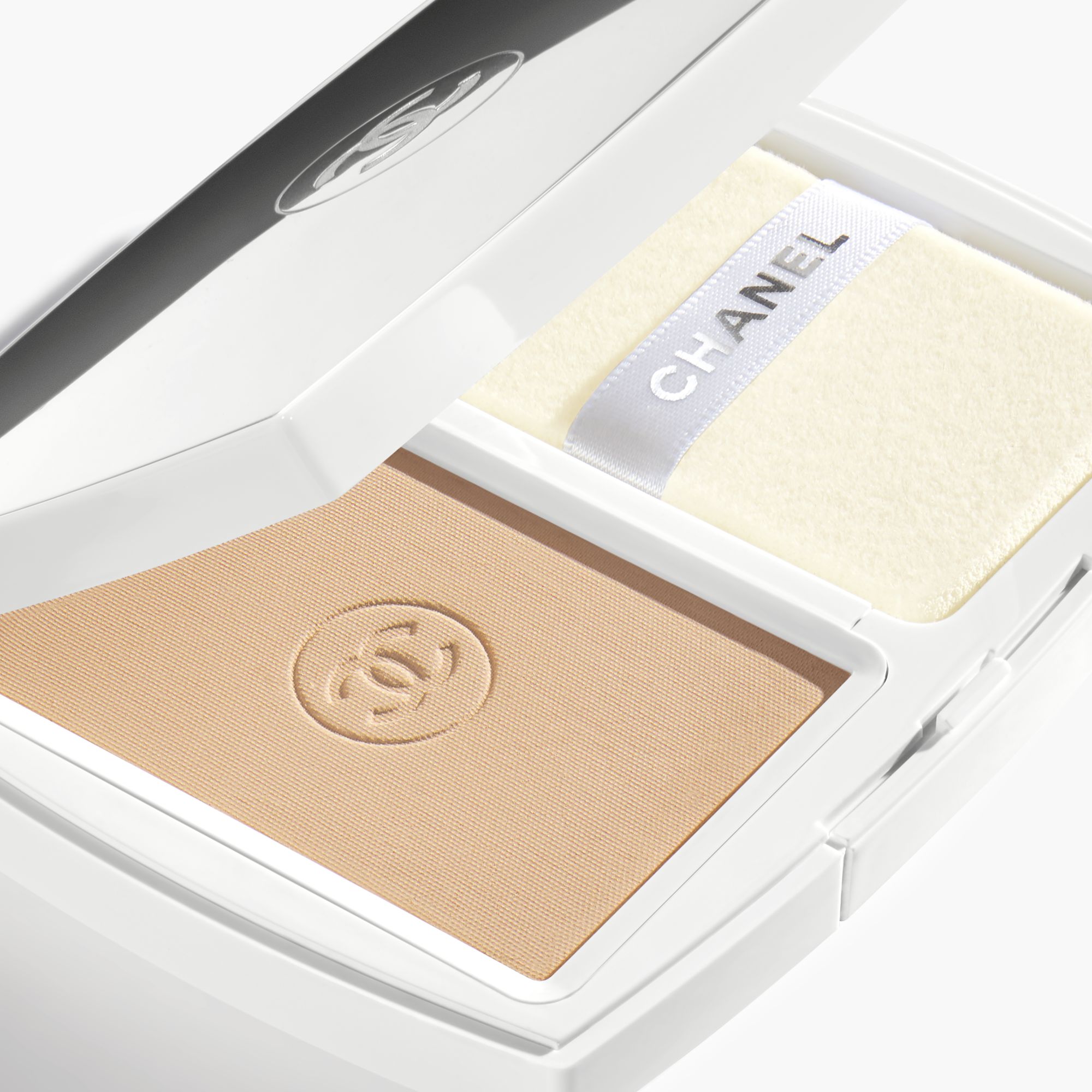 COMPACT FOUNDATION YANG MENCERAHKAN DAN MENGOREKSI DENGAN HASIL TAHAN LAMA