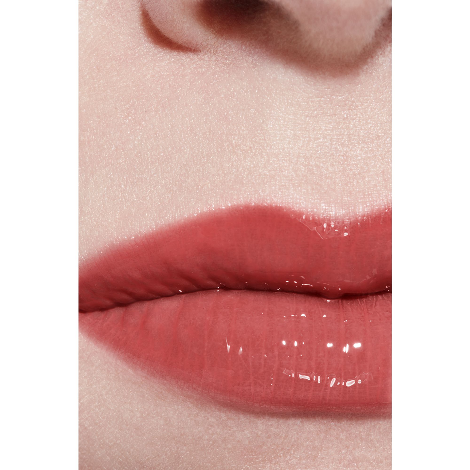 LIP GLOSS BERKILAU INTENS YANG MELEMBAPKAN DAN MENGHALUSKAN
