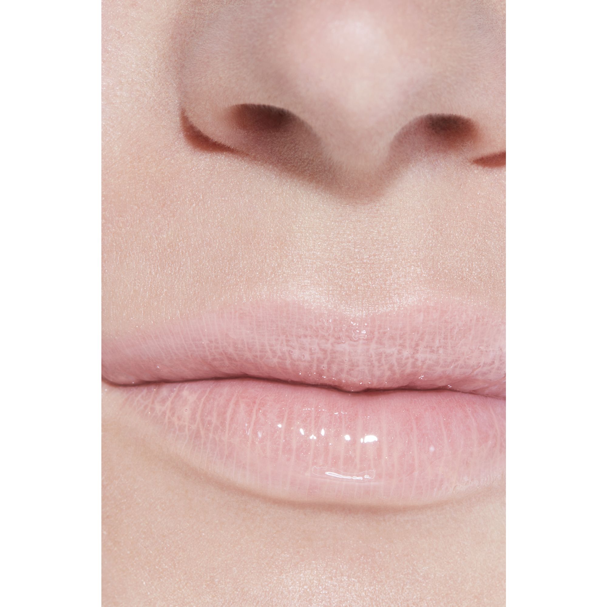 LIP GLOSS BERKILAU INTENS YANG MELEMBAPKAN DAN MENGHALUSKAN