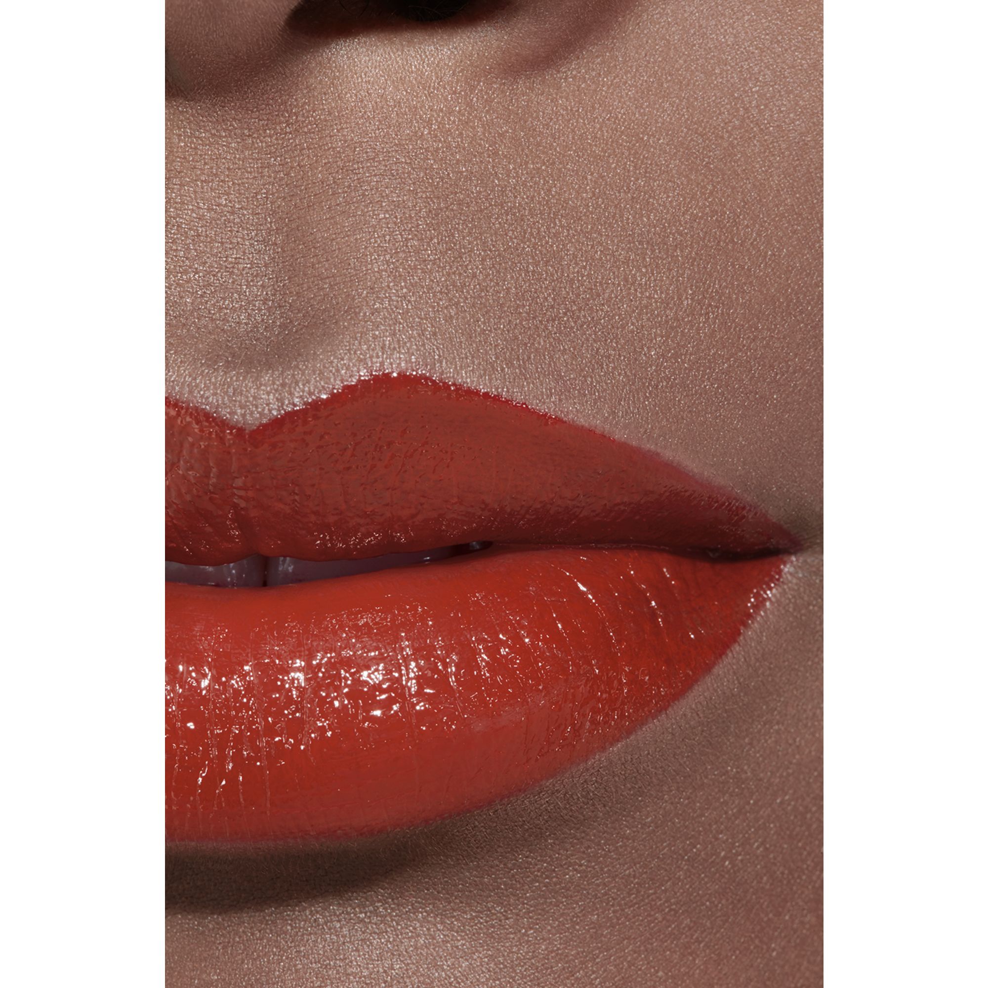 LIPSTIK SATIN TAHAN LAMA – PERAWATAN BIBIR YANG MENGHIDRASI DAN MENGHALUSKAN