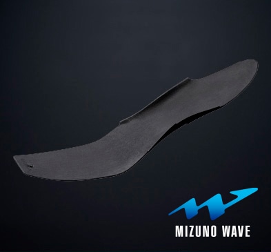 カーボン繊維で強化された波形状のプレートが、クッション性と安定性を両立させスムーズな体重移動をサポート