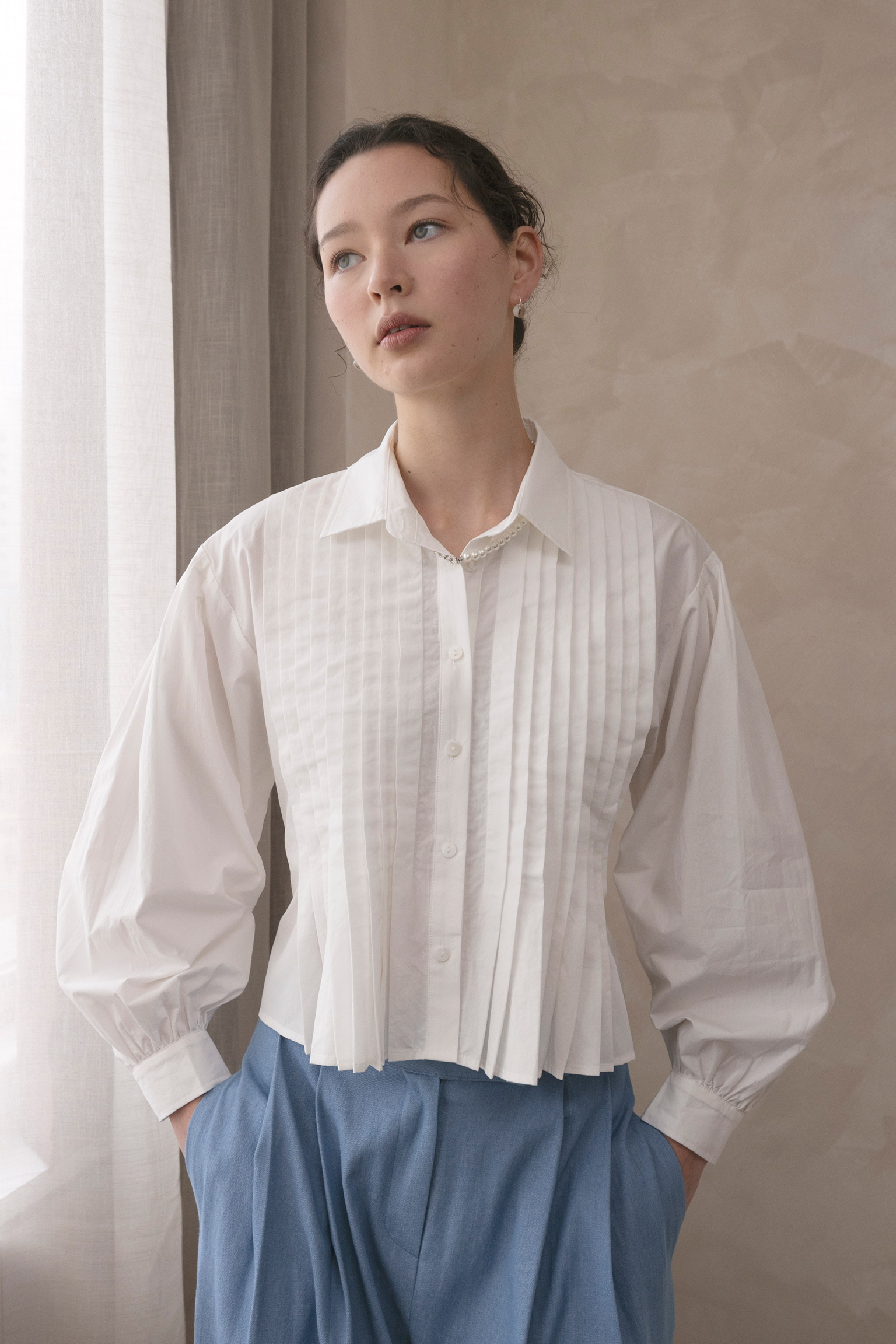 AL16/ FRONT PLEAT DETAILS CROP SHIRT