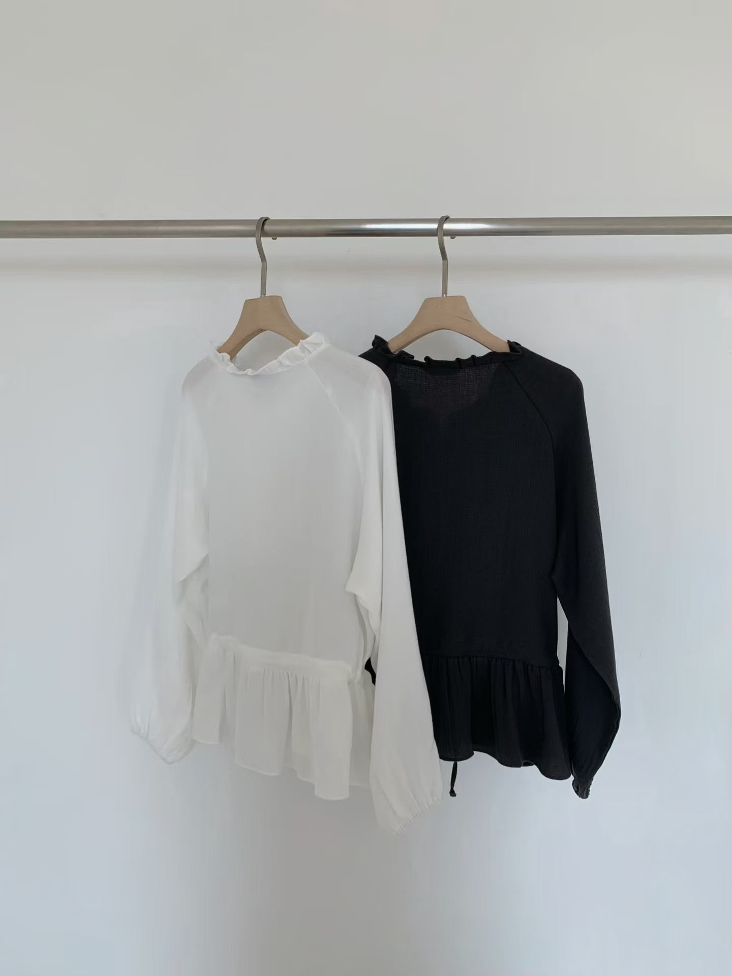 JU08 / RUFFLES NECKLINE DRAWSTRING BLOUSON