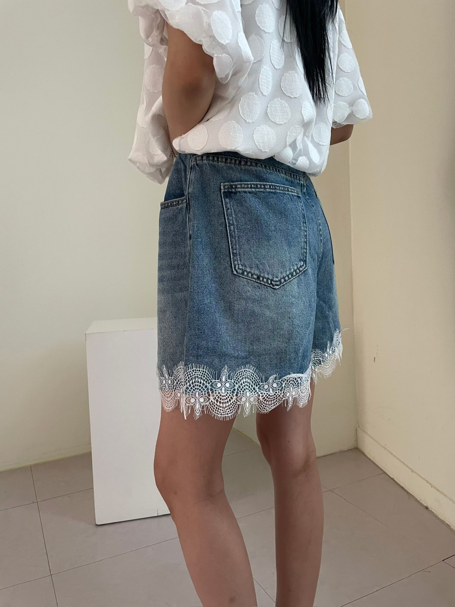 YQ27 / LACE HEM DENIM SHORTS 