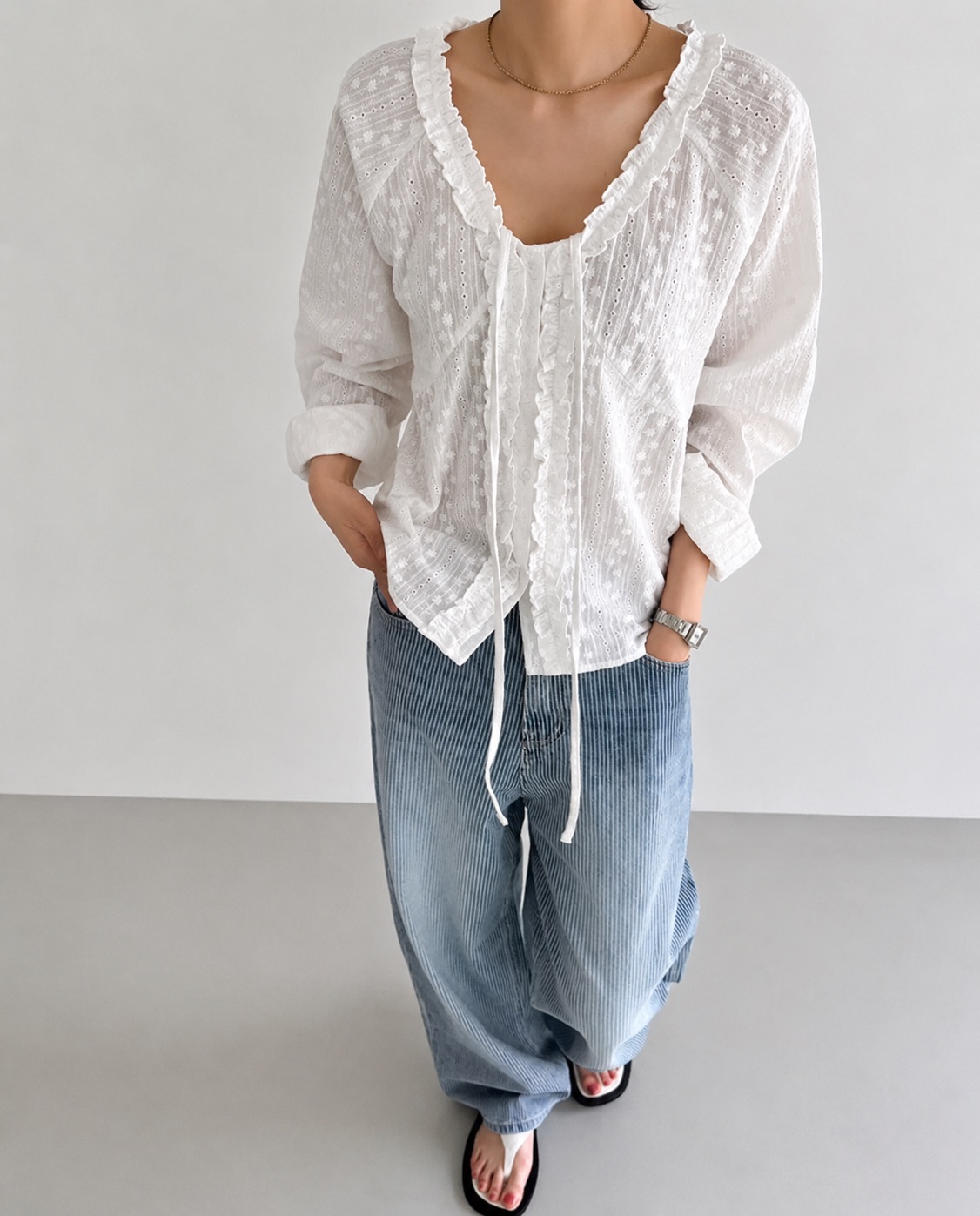 500826 / LACE TRIM FRONT-TIE BLOUSE