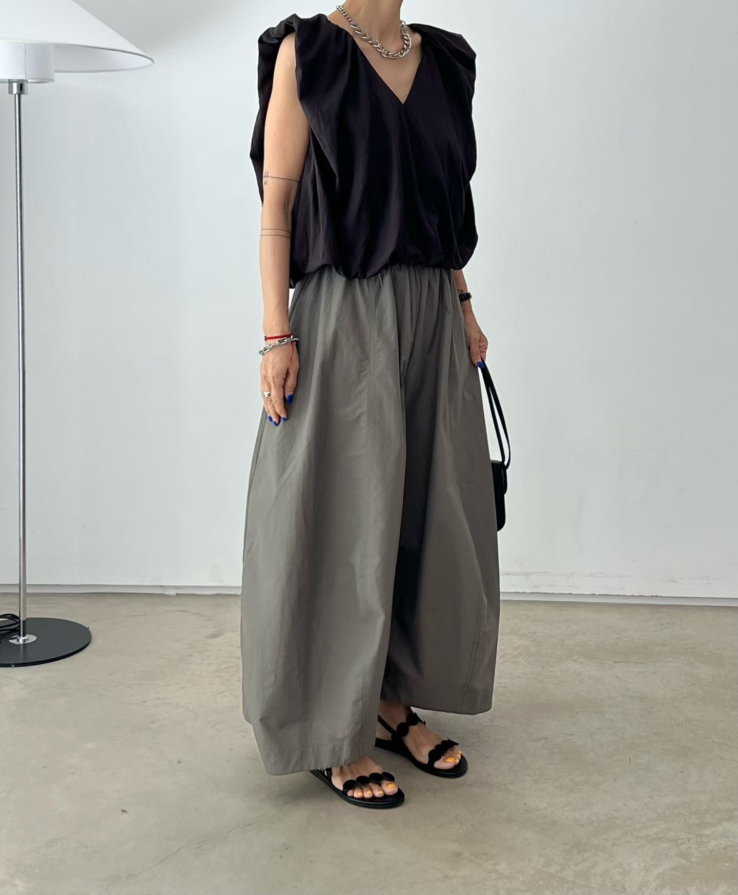 VN26 / V-NECKLINE BUBBLE HEM SLEEVELESS TOP