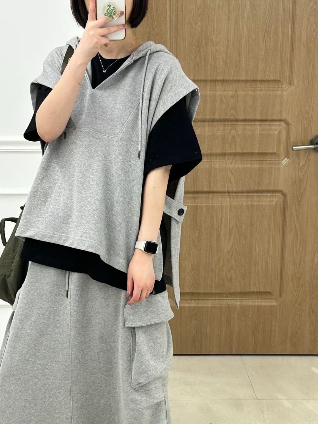 KL19 / BUTTON HOODED PONCHO VEST