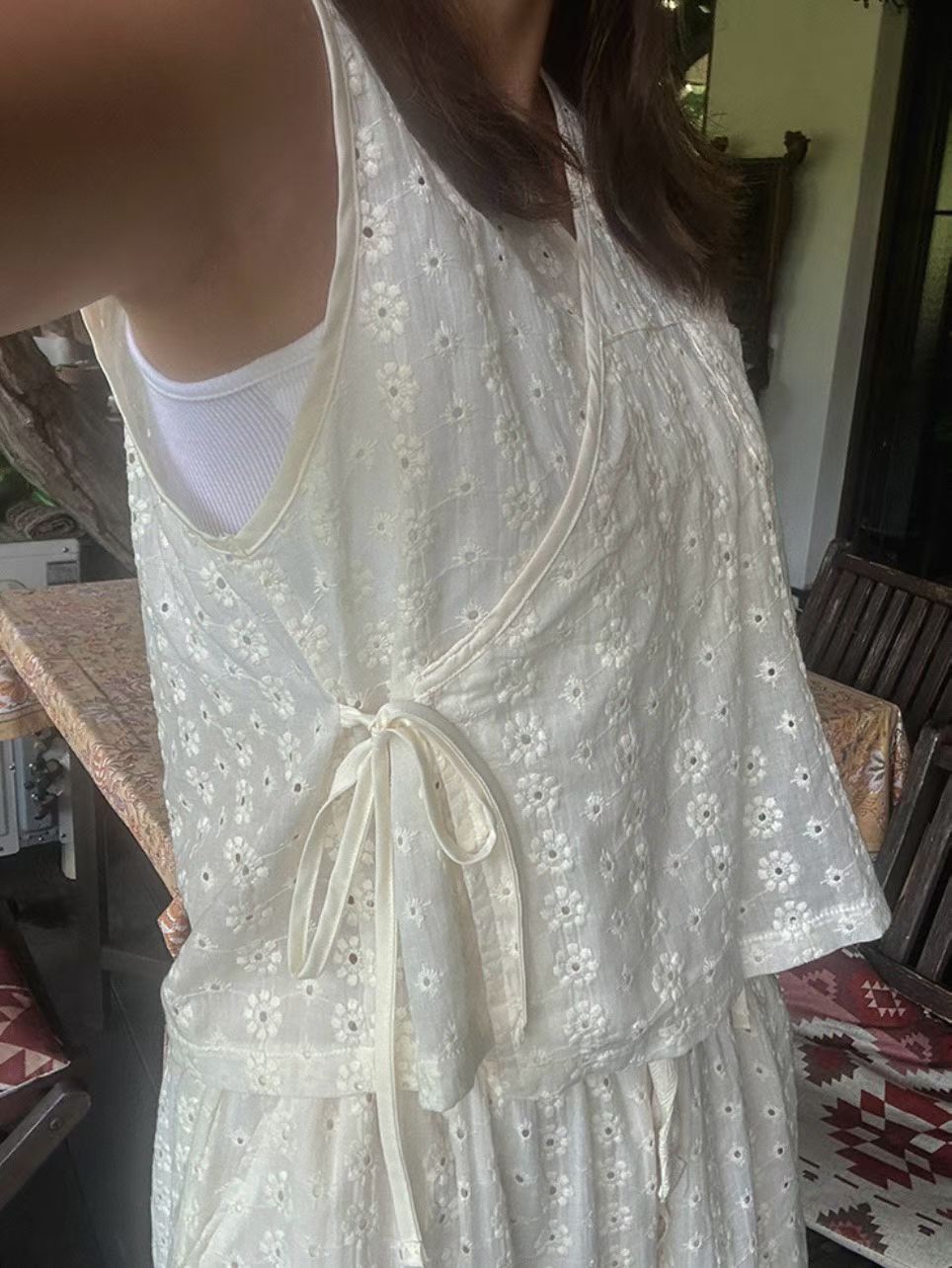 FINNICK OVERLAP COLLAR SIDE TIE EYELET TOP