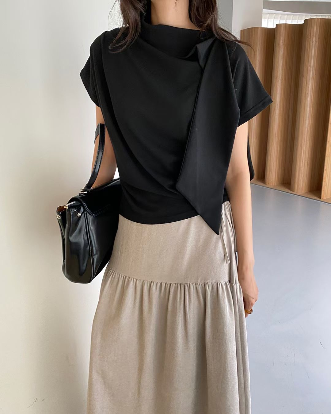710826 / DRAPEY SHORT SLEEVES BLOUSE