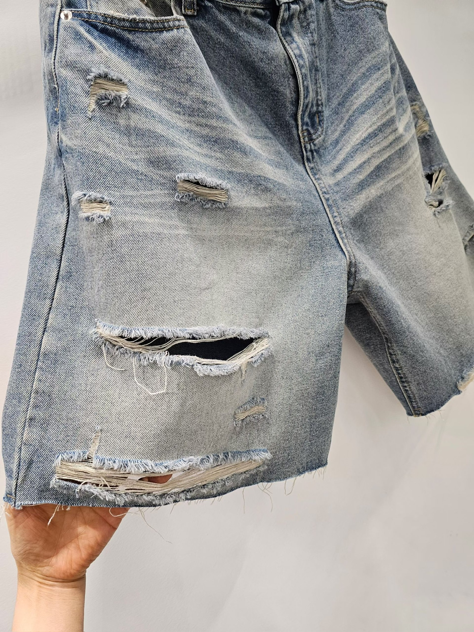 YY22 / DISTRESSED WASHED DENIM BERMS