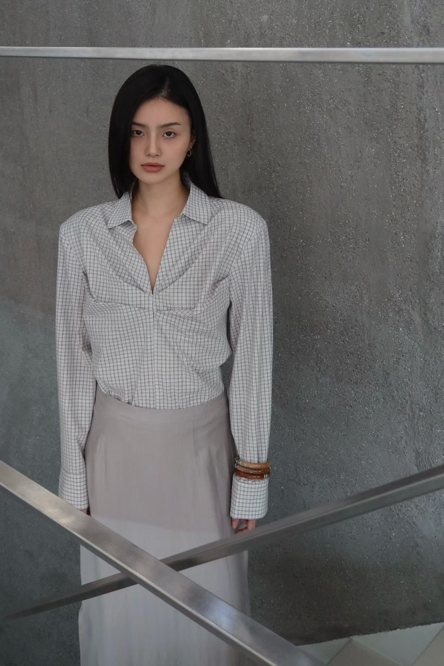 BY04 / V-NECKLINE FRONT RUCHING SHIRT