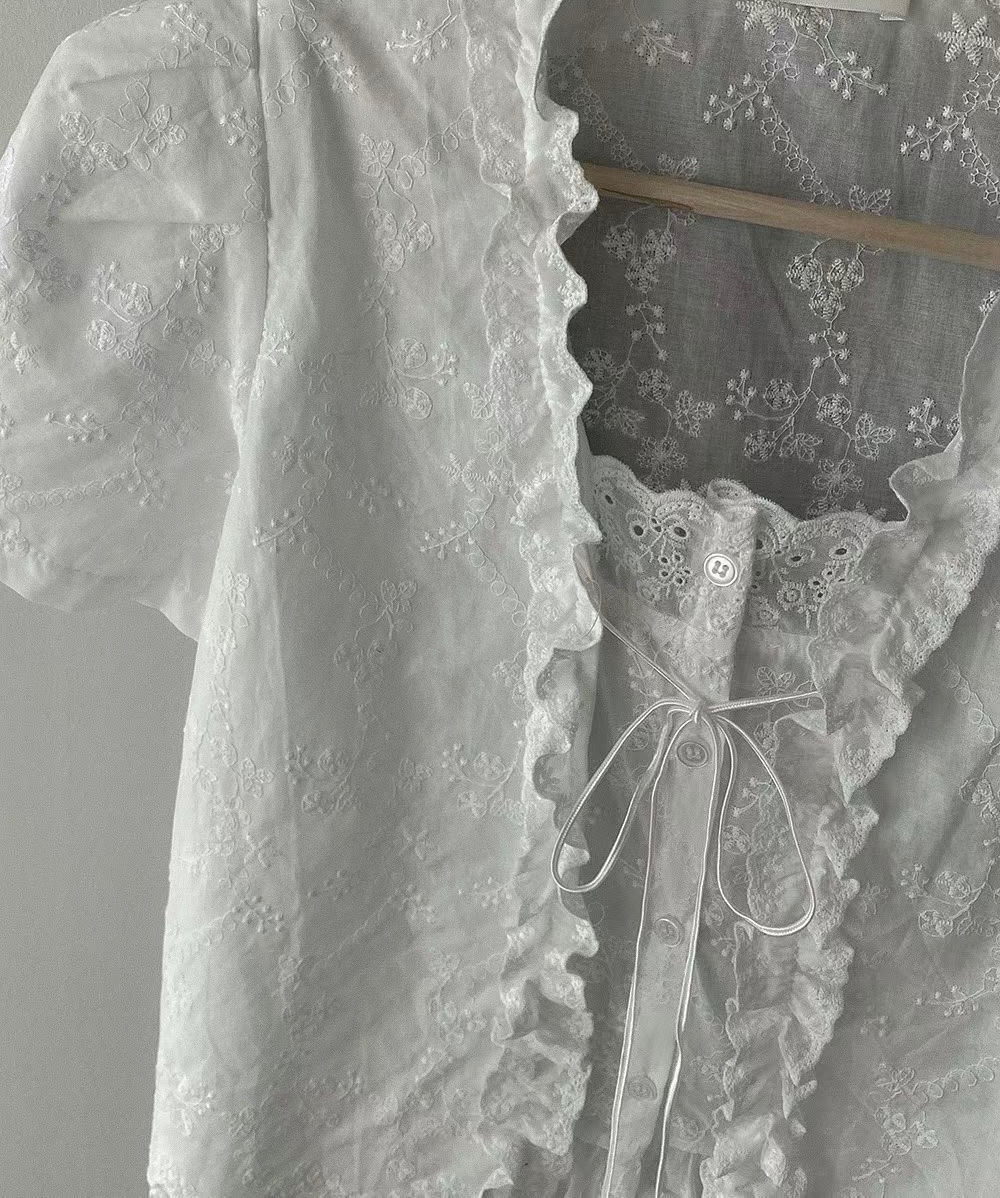 PG04 / BRODERIE BLOUSE WITH FRONT BUTTONS