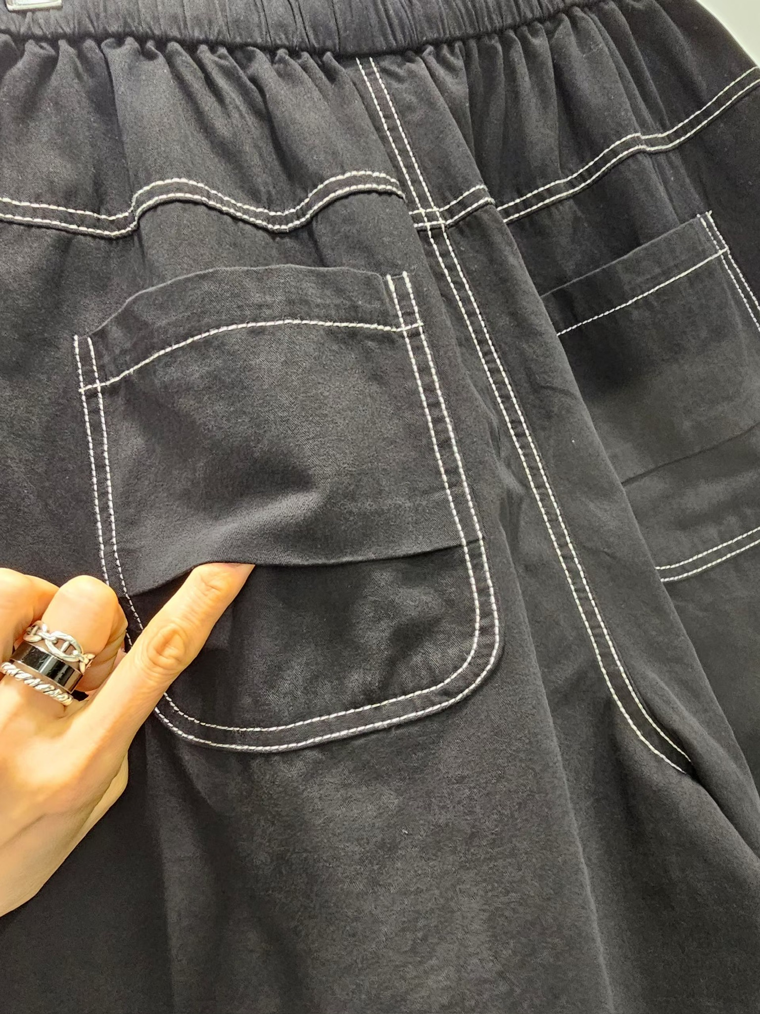 YY20 / CONTRAST STITCH POCKET BERMS