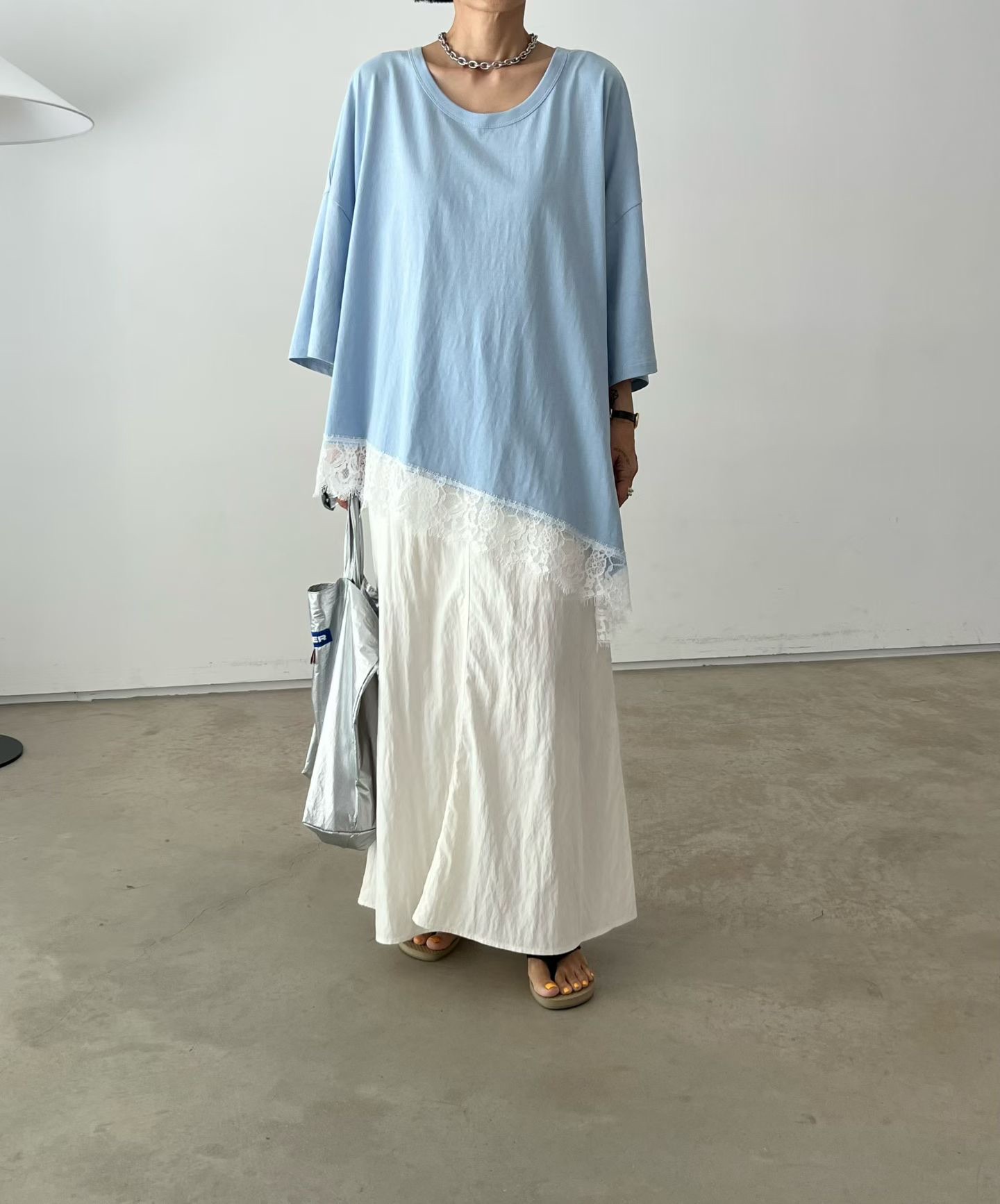 VN18 / ASYMMETRICAL LACE HEM LOOSE FIT TEE