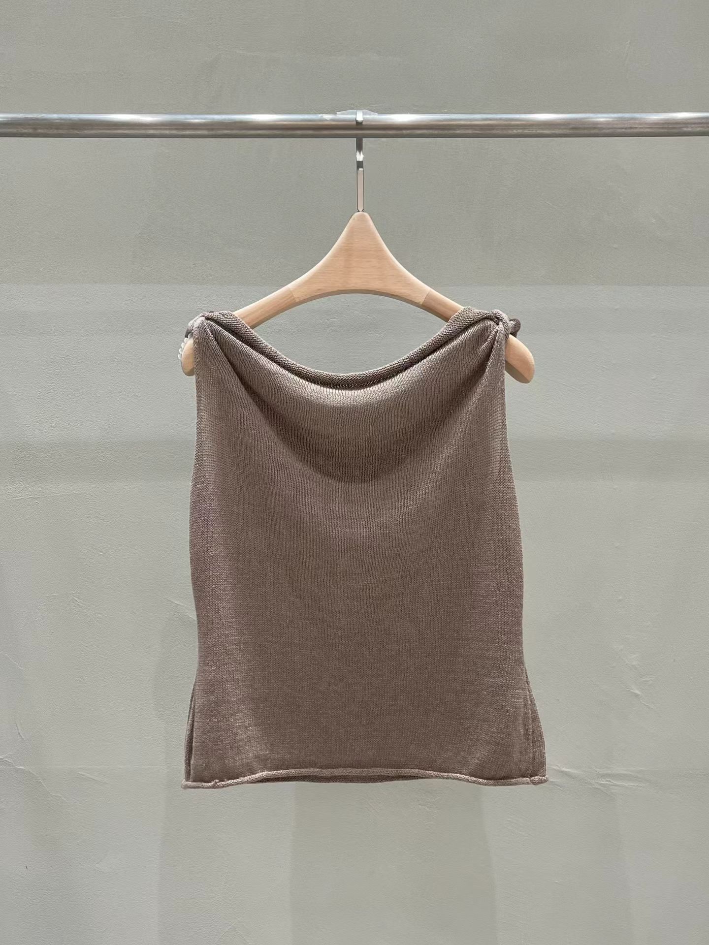 MU18 / SLEEVELESS COWL NECKLINE KNIT TOP