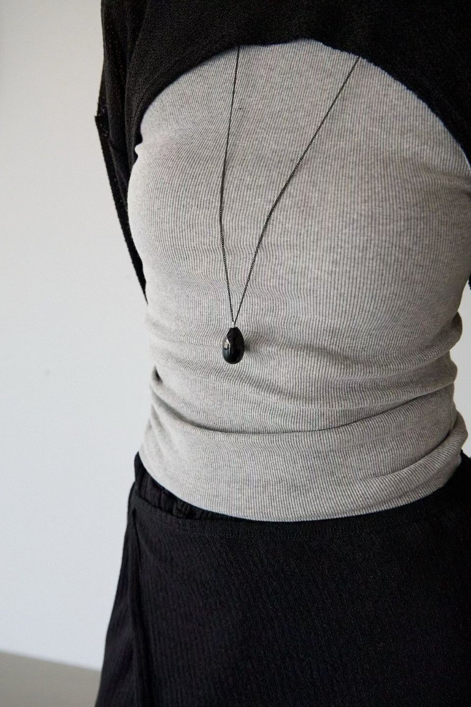 YQ40 / SINGLE BLACK PENDANT LONG NECKLACE