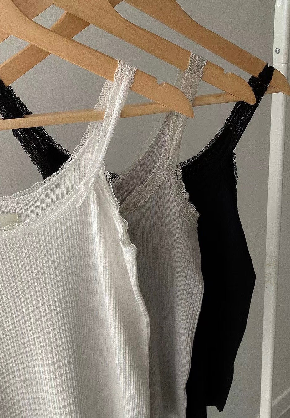 PG01 / FINE LACE STRAP SLEEVELESS TOP