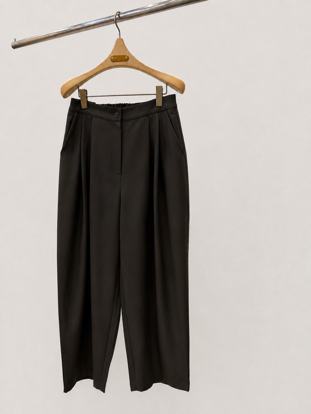 550826 / BANDED WAIST PINTUCK TROUSERS