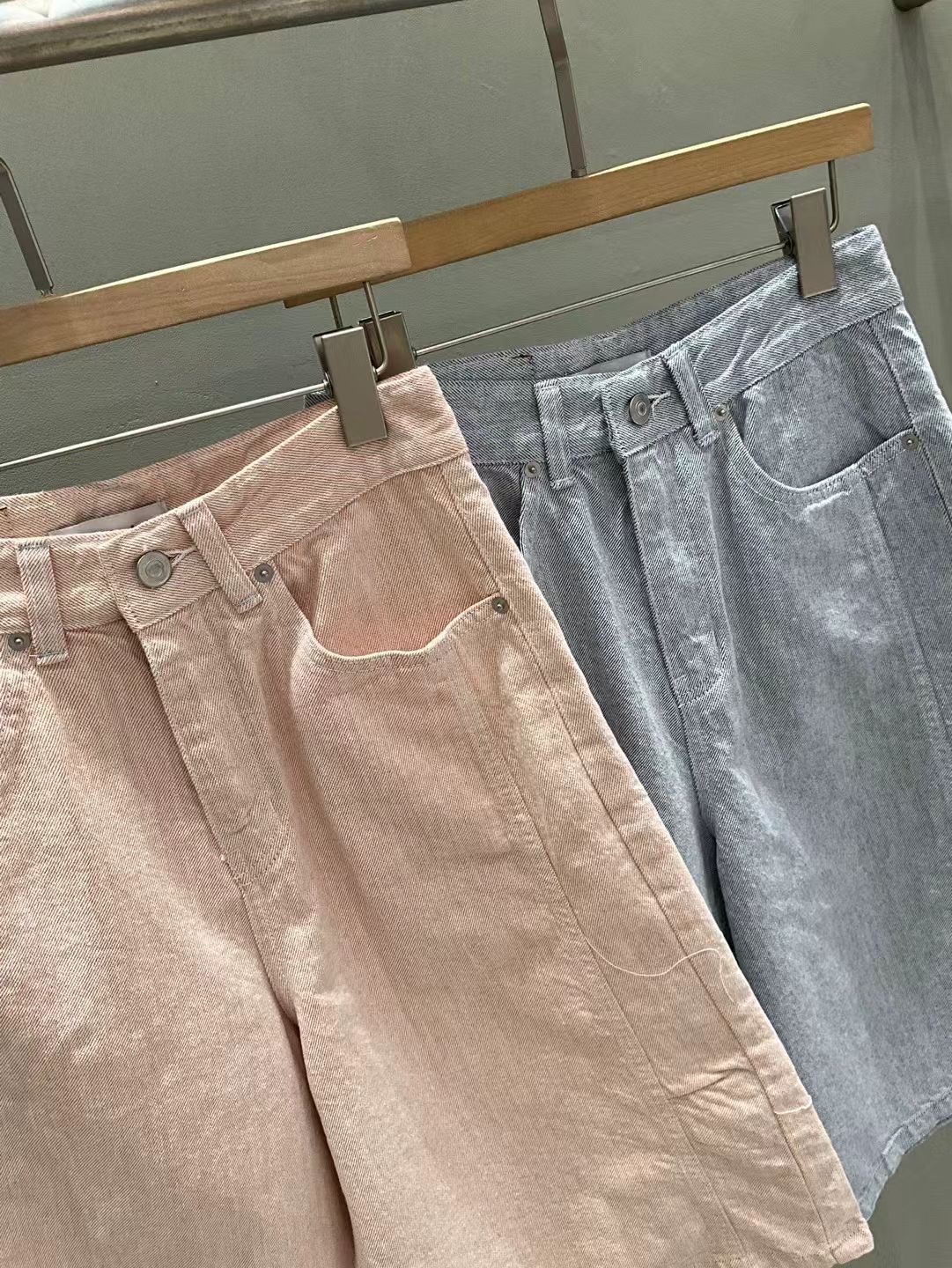 MU19 / EMBROIDERED "M" PIGMENTED BERMUDAS