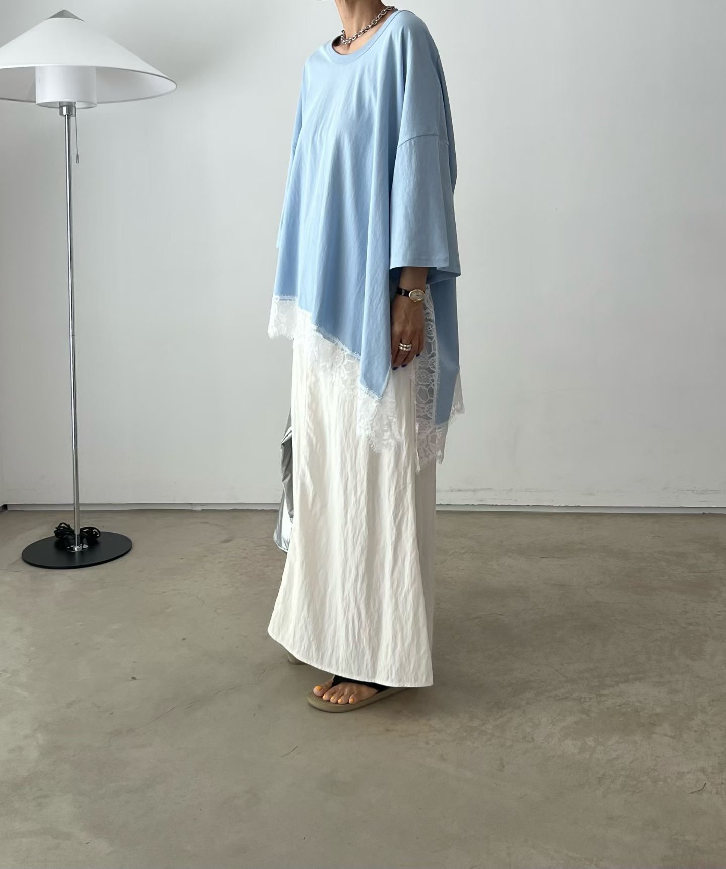 VN18 / ASYMMETRICAL LACE HEM LOOSE FIT TEE