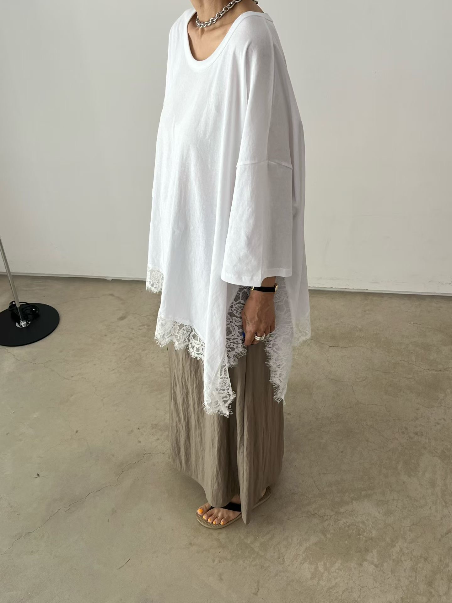 VN18 / ASYMMETRICAL LACE HEM LOOSE FIT TEE