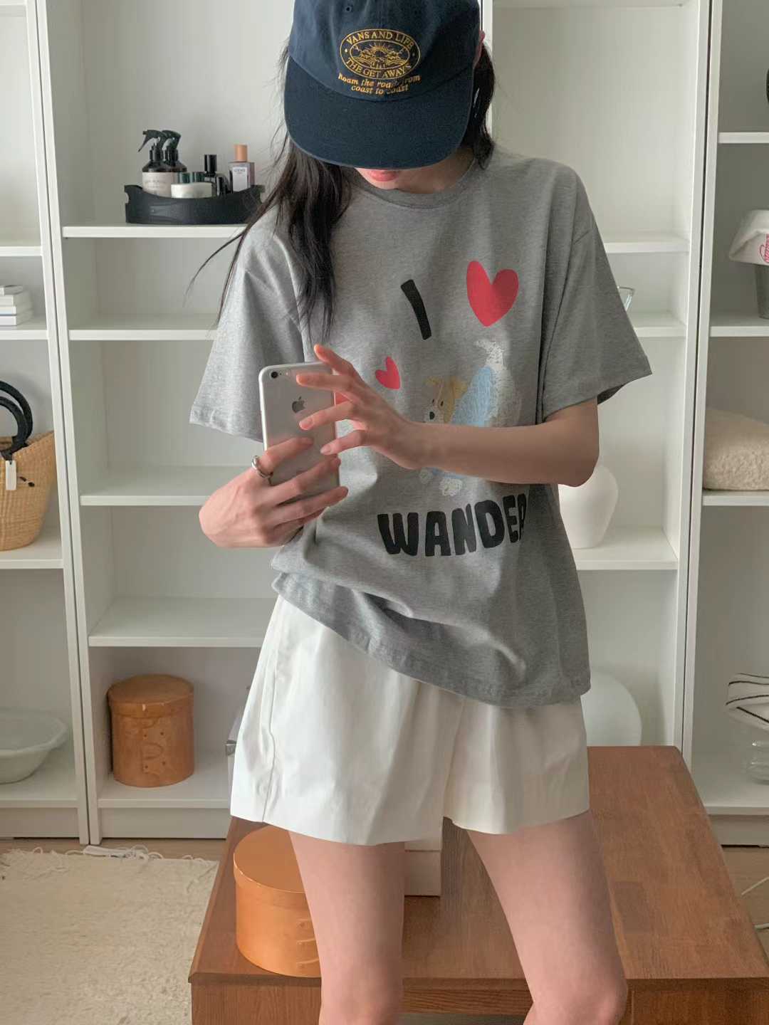 DERILL WANDER DOG GRAPHIC TEE