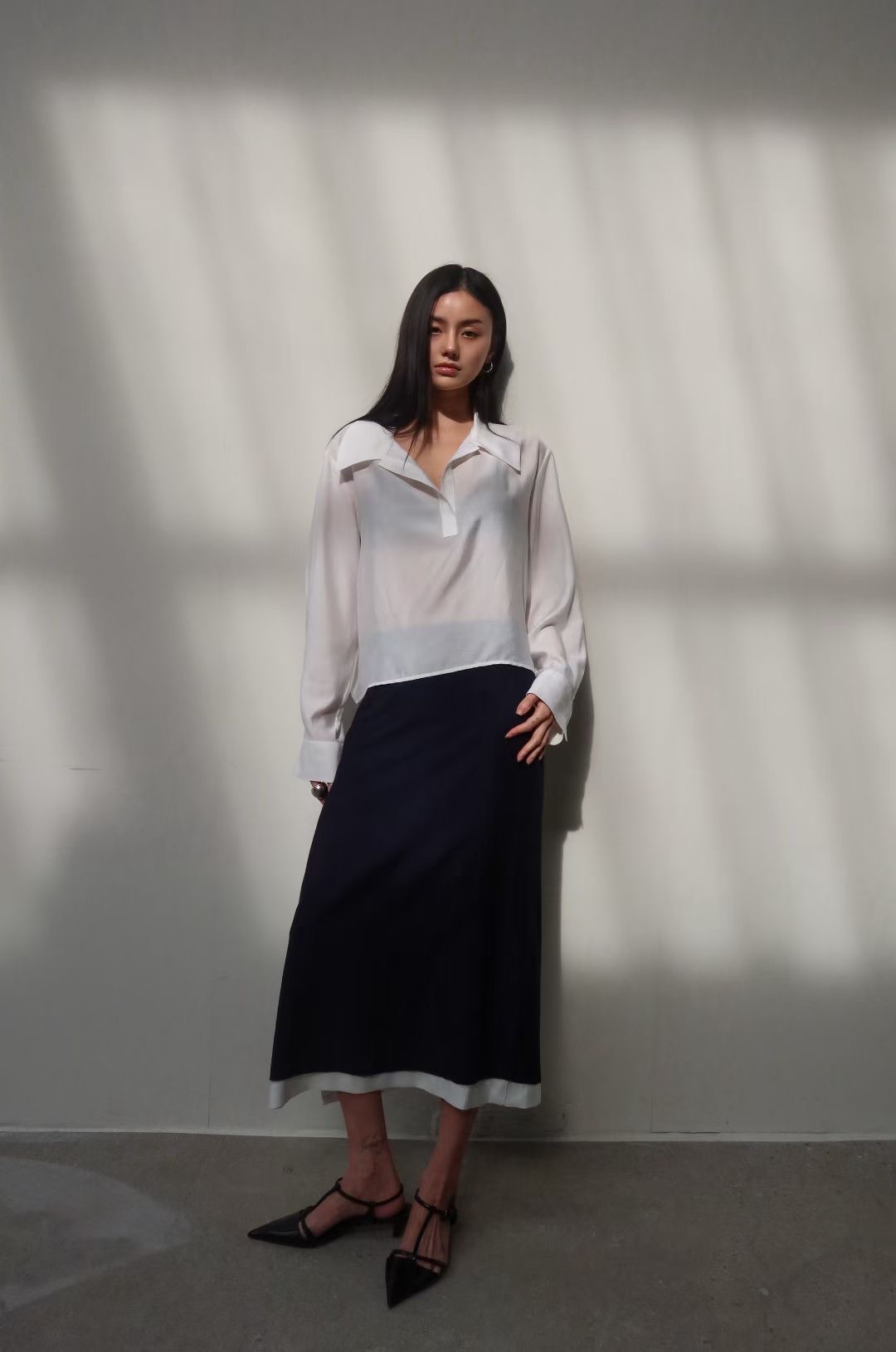 BY06 / TWO-TONE HEM SIDE SLIT SKIRT