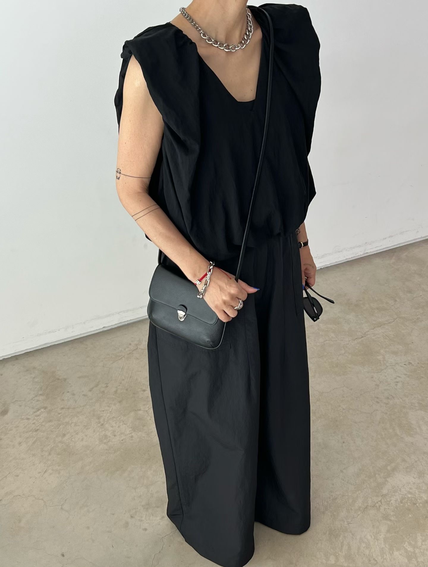 VN26 / V-NECKLINE BUBBLE HEM SLEEVELESS TOP