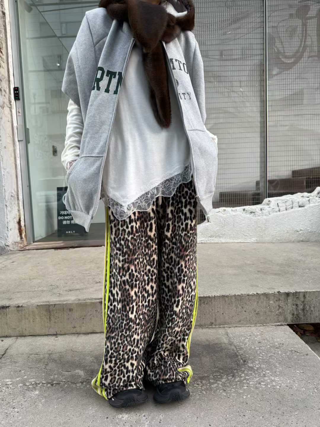 DAWN LACE TRIM ASYMMETRIC HEM PULLOVER