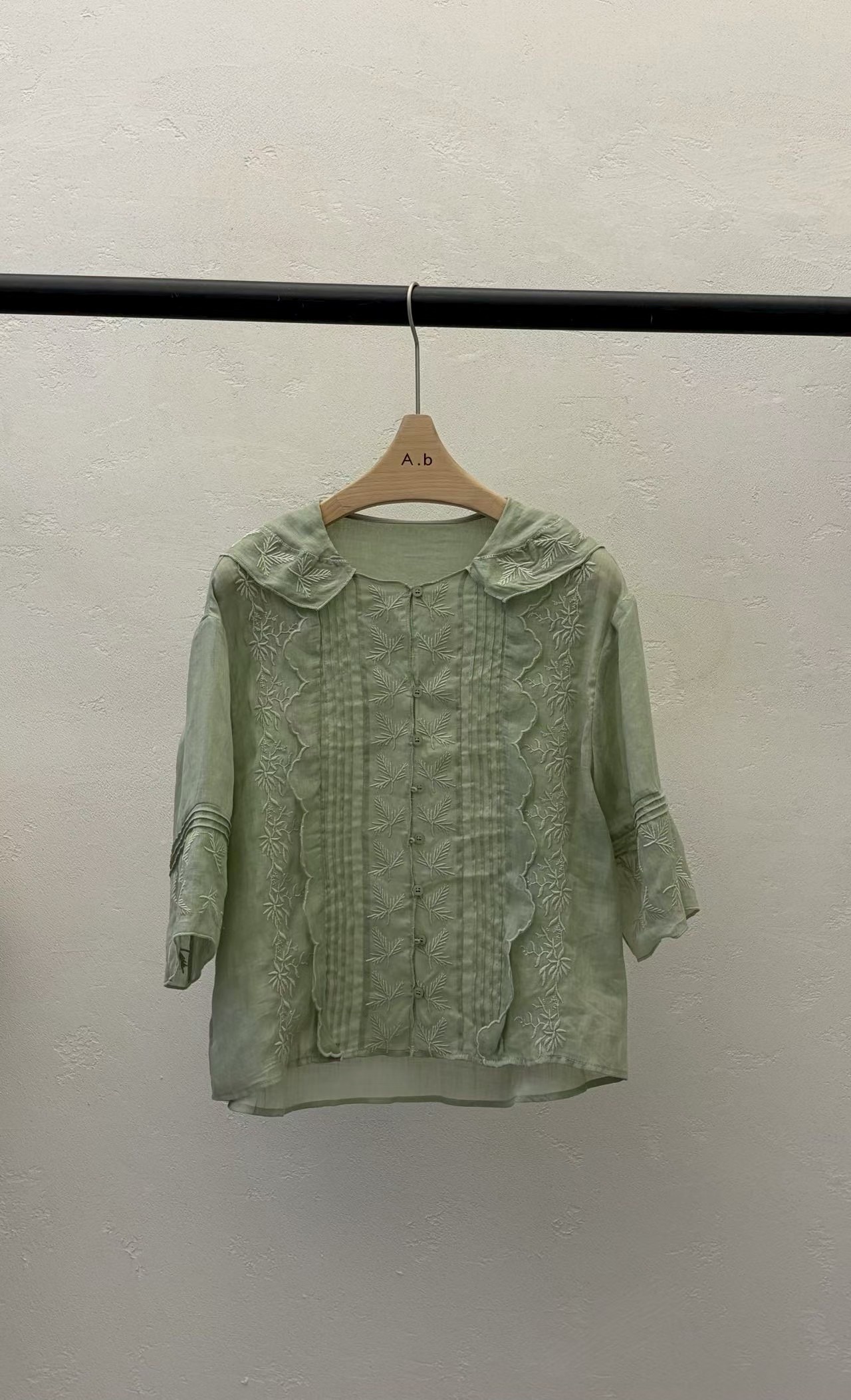 KF34 / BRODERIE BLOUSE WITH FRONT BUTTONS
