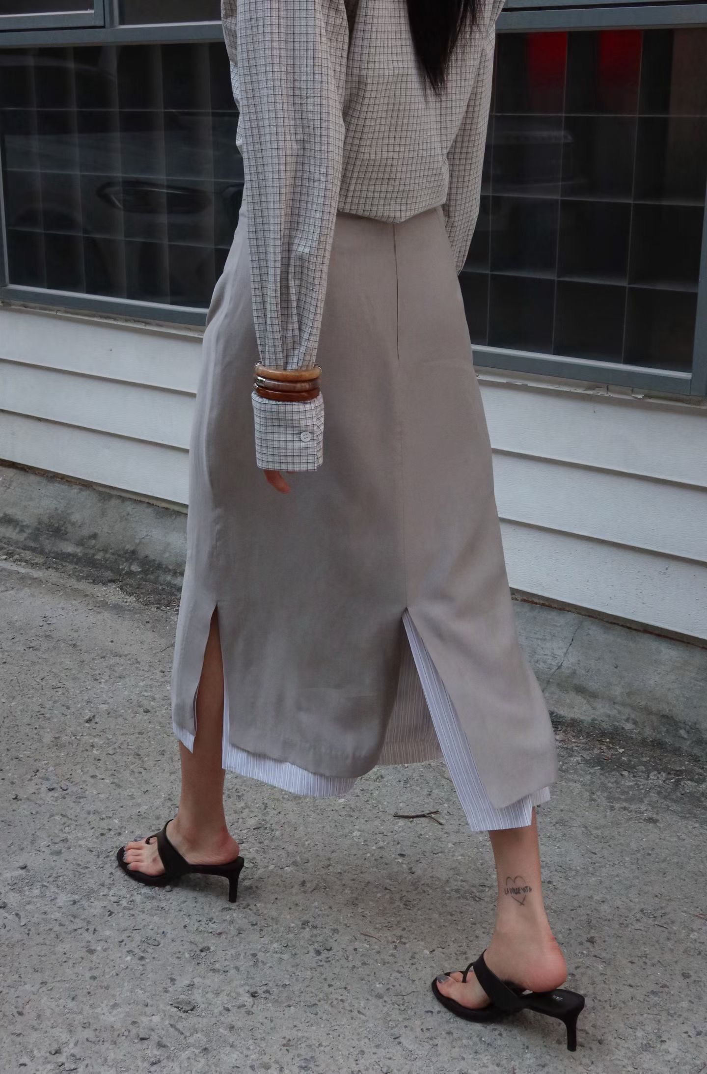 BY06 / TWO-TONE HEM SIDE SLIT SKIRT