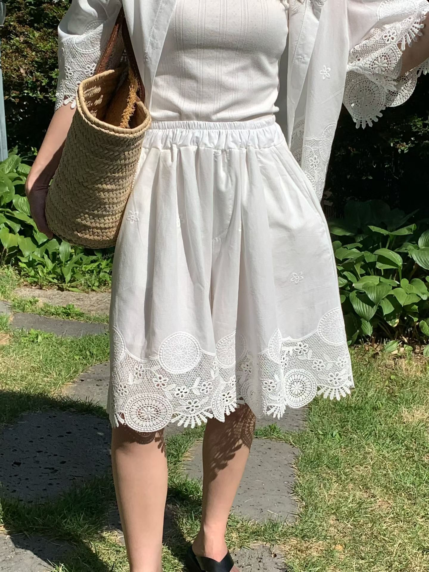 RT20 / DELICATE EMBROIDERED EYELET HEM SHORTS