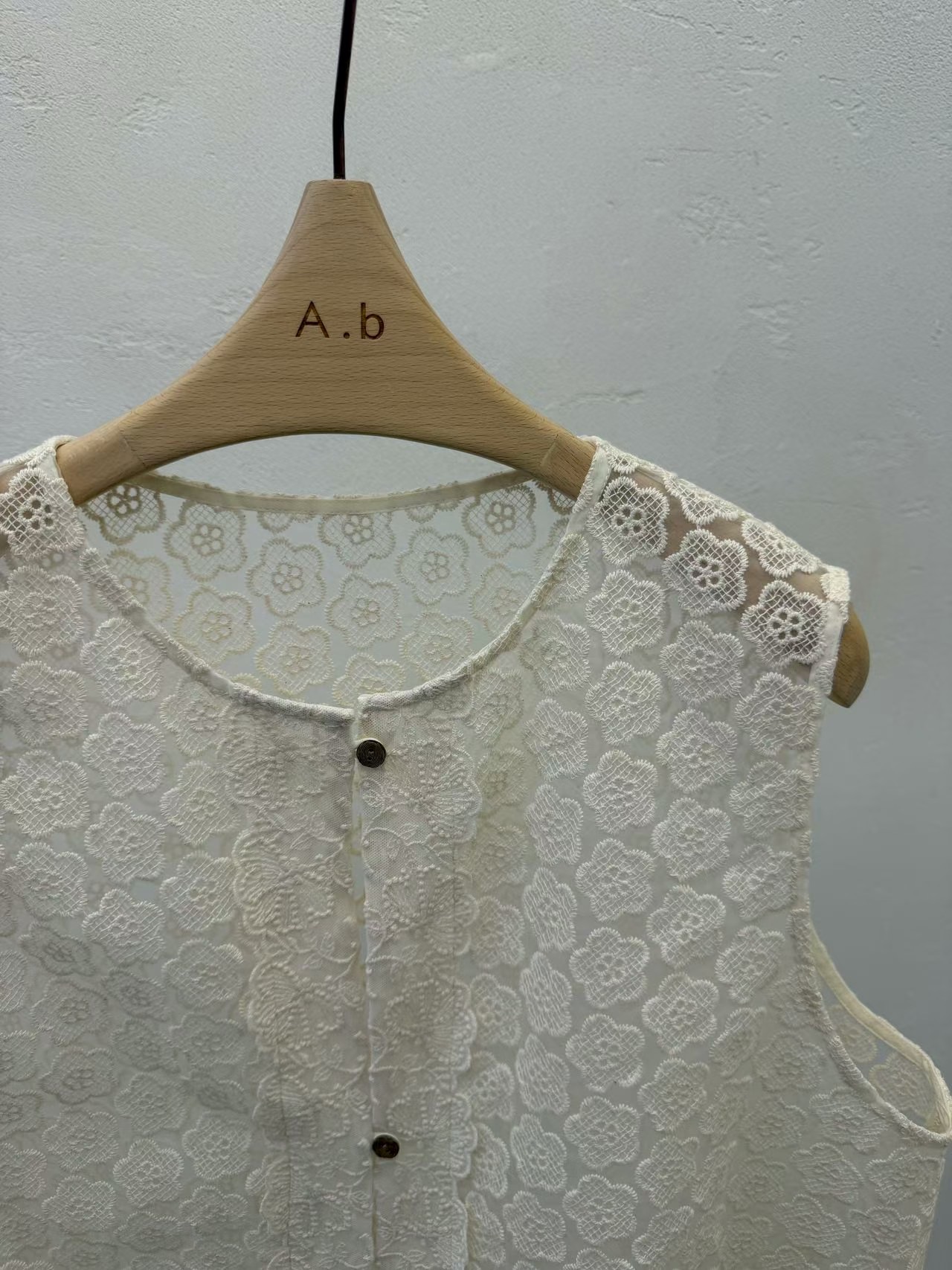 KF42 / LACE BRODERIE TRIMMING VEST