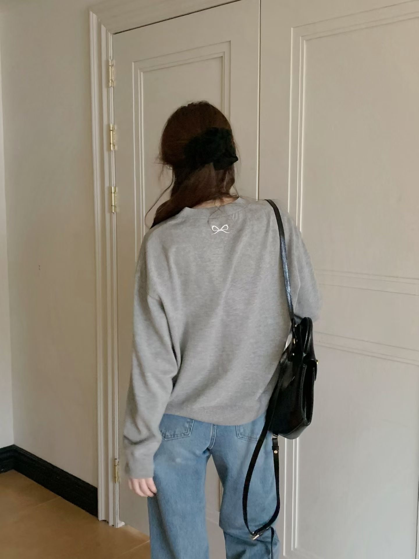 JU03 / "LOVE" EMBROIDERED LOGO CARDIGAN