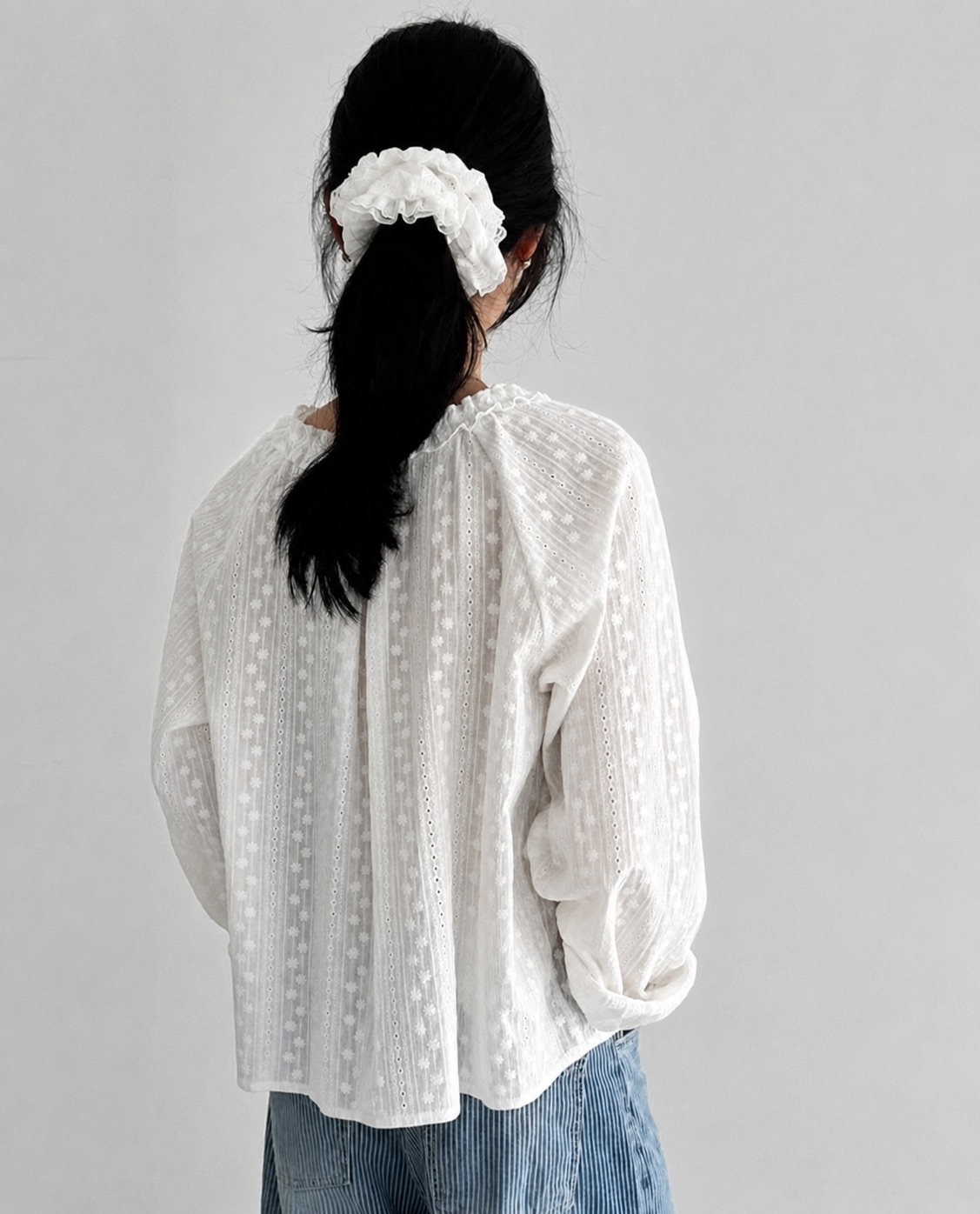 500826 / LACE TRIM FRONT-TIE BLOUSE