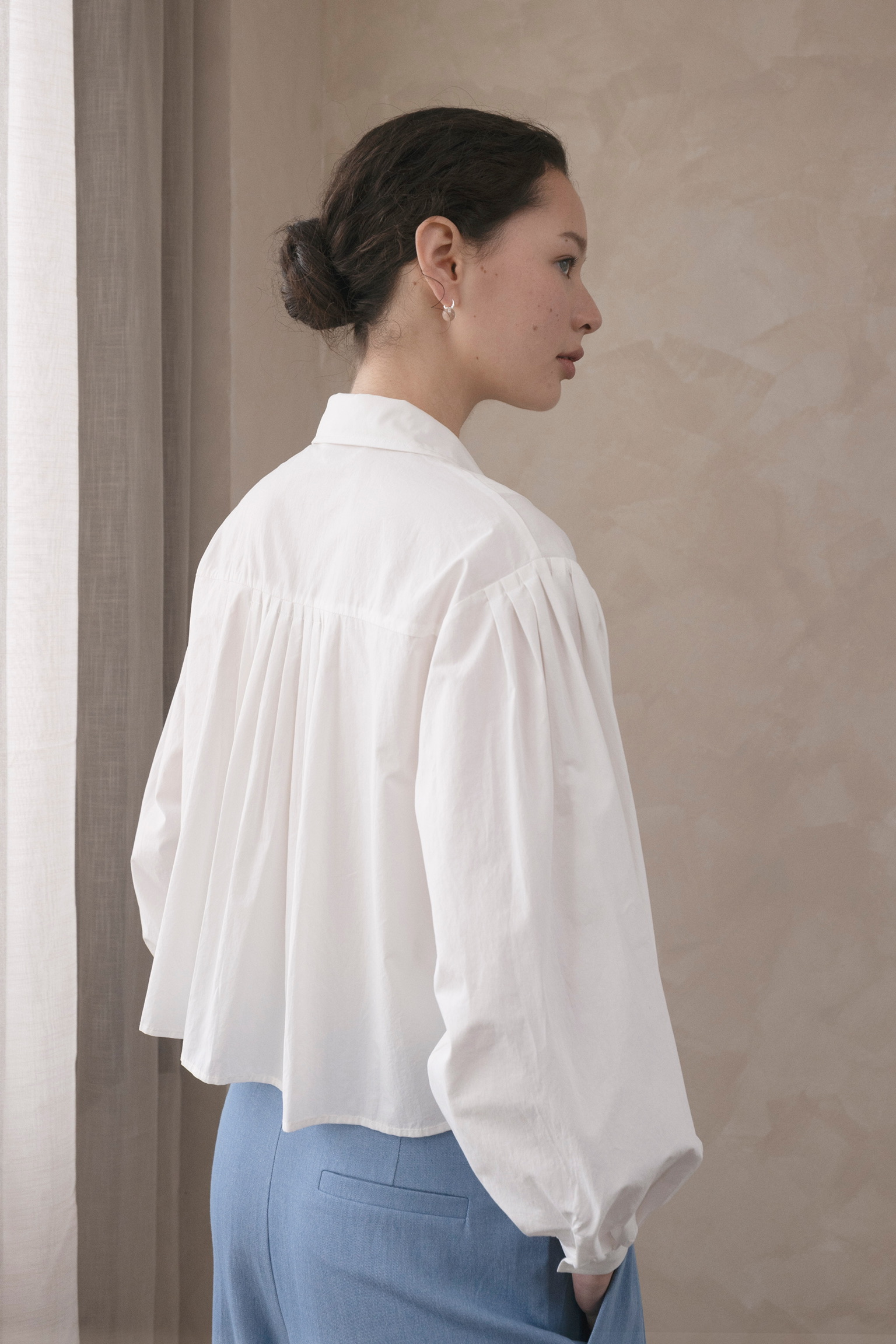 AL16/ FRONT PLEAT DETAILS CROP SHIRT