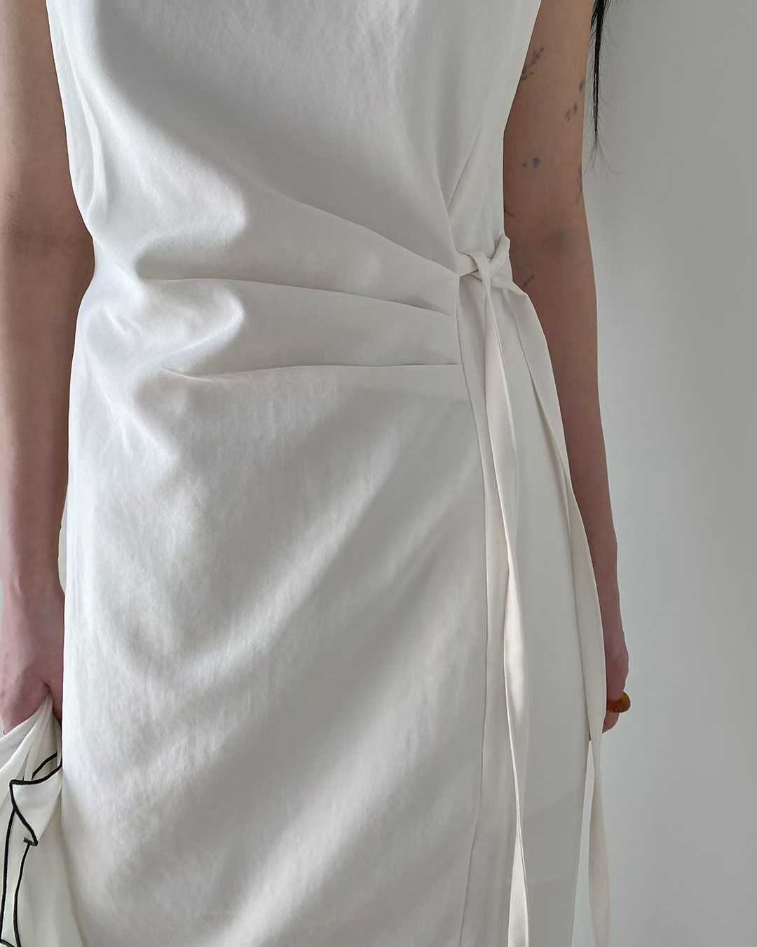 EMERSON SIDE DART SLIM FIT SLEEVELESS DRESS