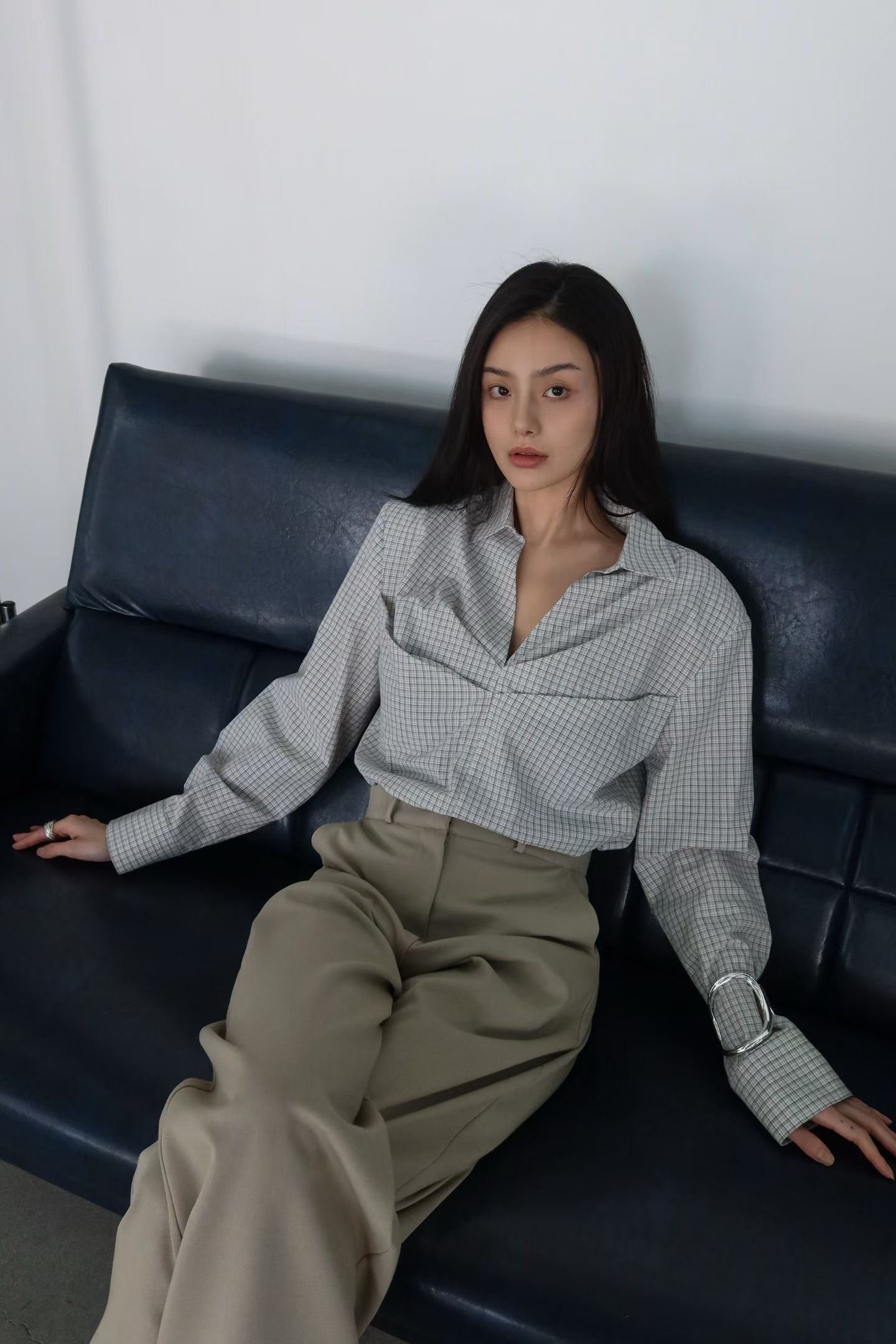 BY04 / V-NECKLINE FRONT RUCHING SHIRT