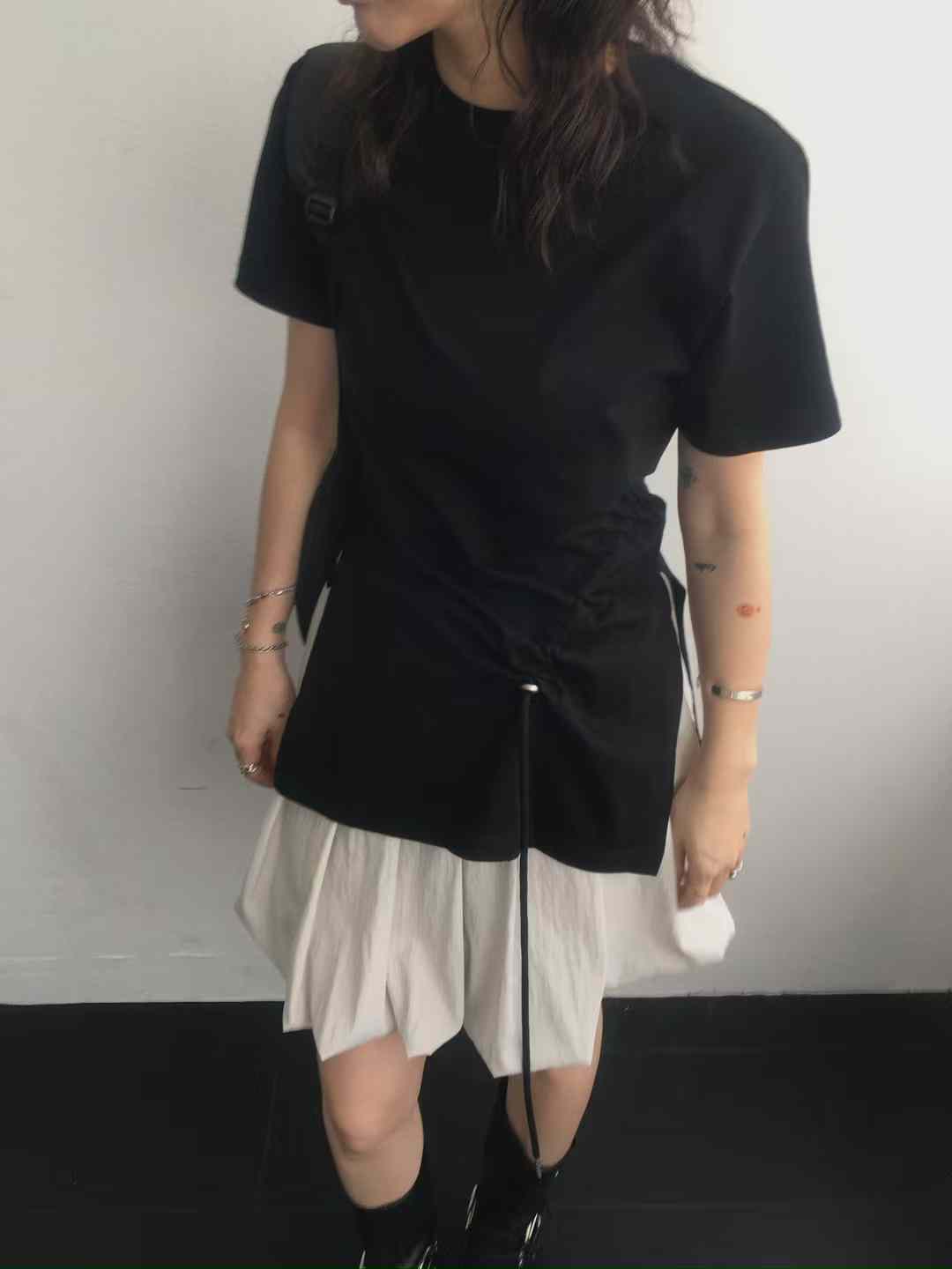 DOTTIE SIDE TOGGLE RUCH TEE