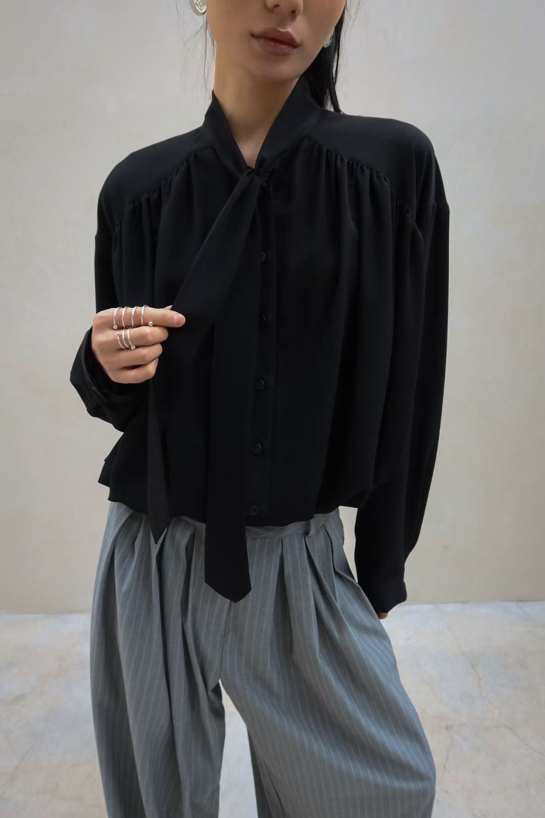 BY09 / FRONT TIE LONG SLEEVES BLOUSE