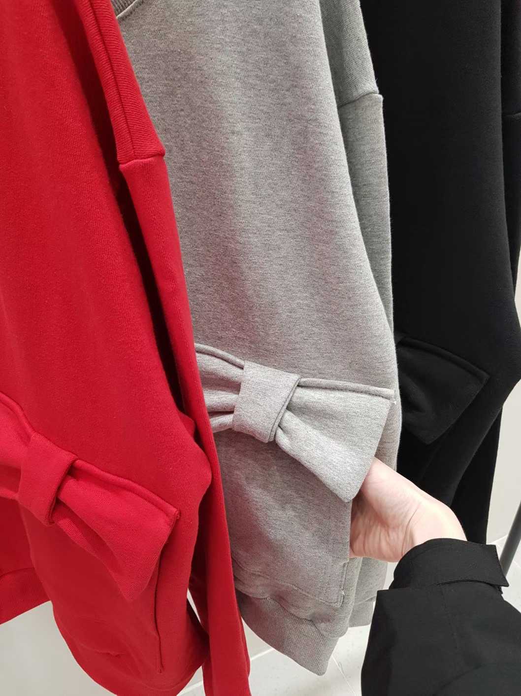 DAISY BOW POCKET SWEATSHIRT