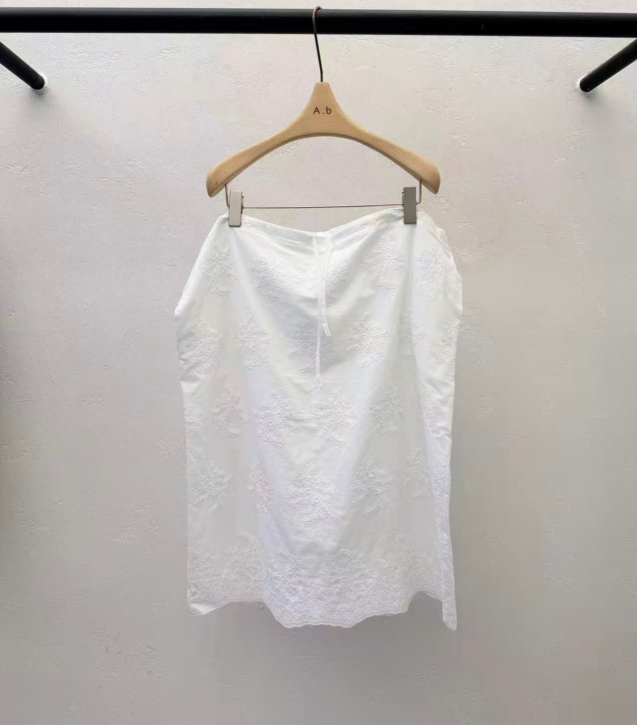 DA15 / DRAWSTRING BRODERIE SKIRT